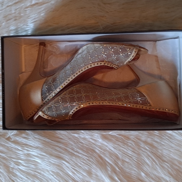 Nina Gold Evening Heels - Picture 6 of 8